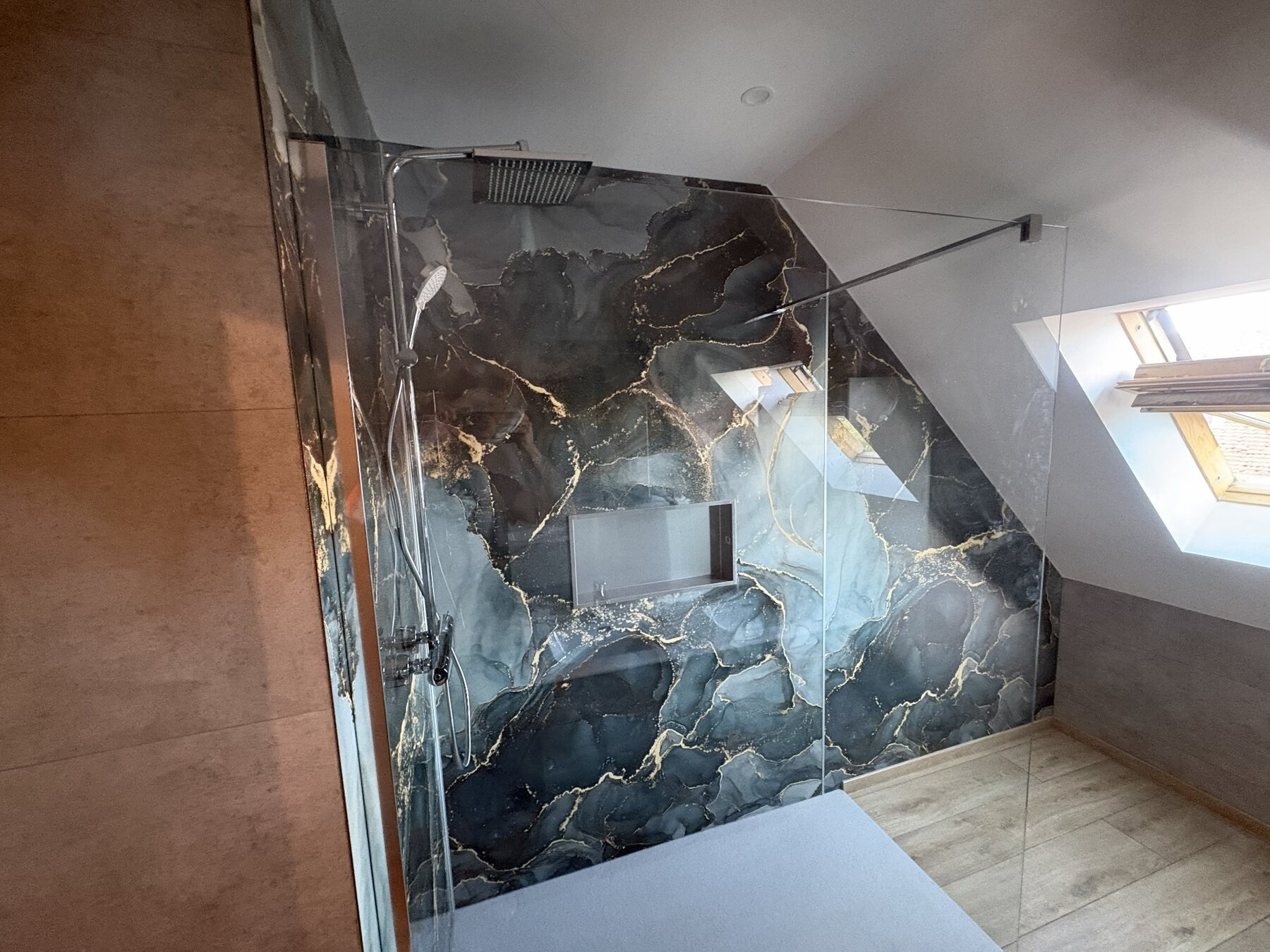 Salle de bain contemporaine illustrant le savoir-faire en plomberie sanitaire